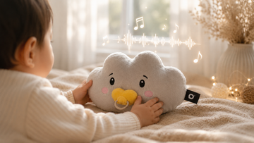 Kleinkind greift nach dem smarten Kuscheltier Lenabie Lina der Wolke, die Musik und Geschichten für Kinder abspielt.
