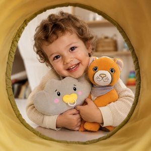 Fröhliches Kleinkind umarmt die Lenabies Lina die Wolke und Tali die Puma Dame in einem Spieltunnel. Die weichen interaktiven Lenabies Kuscheltiere fördern emotionale Bindung, kreatives Spielen und sorgen für liebevolle Wohlfühlmomente im Kinderzimmer.