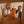 Kind spielt im Kinderzimmer mit Lenabie Mia die Muschel und verstaut das Lenabie in einer Schublade. Das interaktive Audio-Kuscheltier wird in das fantasievolle Spiel integriert. Mia die Muschel begleitet Kinder mit Hörspielen, Musik und Kindergeschichten und fördert kreatives Entdecken und selbstständiges Spielen.