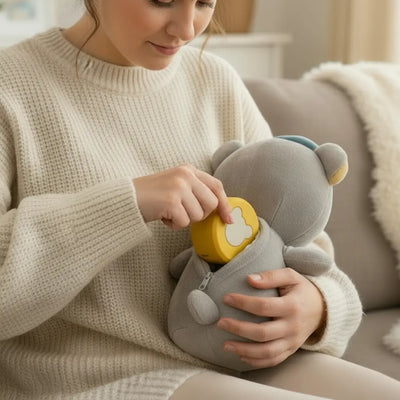Lenabo Kuscheltier auswählen und den Lenabo Smart Speaker in die weiche Innentasche mit Reißverschlussöffnung einsetzen, modulares Hörspiel System für Kinder von 0–7 Jahren, flexibel austauschbarer Lautsprecher für Weißes Rauschen, Gute-Nacht-Geschichten, Hörspiele und Lerninhalte über die Lenabo App