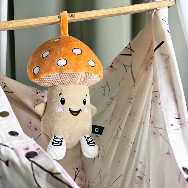 Lenabie Felix (Pilz) als Hörspiel-Kuscheltier aus dem Lenabo Starter Kit – 60+ Minuten Audio-Spielzeit je Lenabie, kompatibel mit dem mobilen Lenabo Smart Speaker für Geschichten, Musik und Einschlafklänge; auch praktisch mit Aufhängeschlaufe zur Befestigung am Kinderbett, Kinderwagen oder Spielbogen.