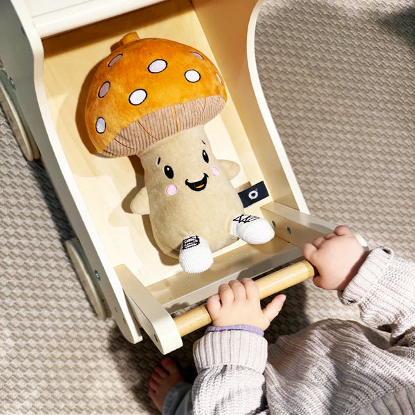Lenabie Felix (Pilz) im Spielmoment – interaktives Hörspiel-Kuscheltier aus dem Lenabo Starter Kit mit 60+ Minuten Audio-Spielzeit, nutzbar mit dem mobilen Lenabo Smart Speaker für Geschichten, Musik und Einschlafklänge.
