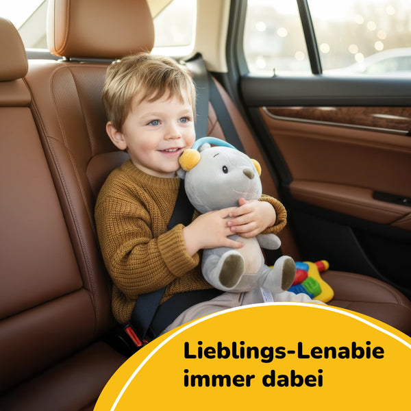 Kleinkind sitzt angeschnallt im Autositz und hält Lenabie Aaron (Bär) im Arm - das Audio-Kuscheltier, ideal für unterwegs, Reisen und Autofahrten, Hörspiel- und Einschlafbegleiter für Kinder ab 0 Jahren